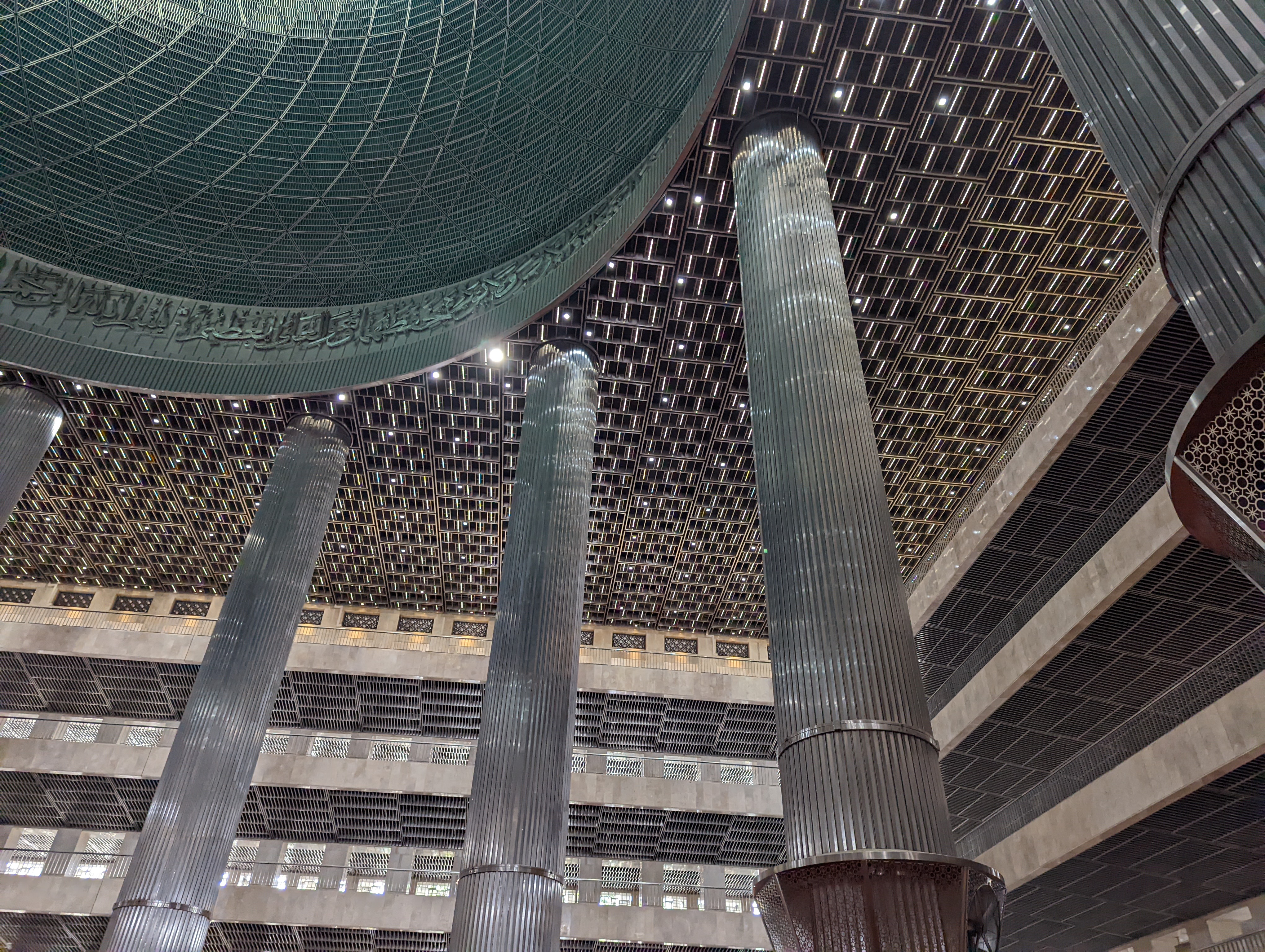 Ruang utama Masjid Istiqlal Jakarta sebagai foto konteks peringatan hari besar Islam