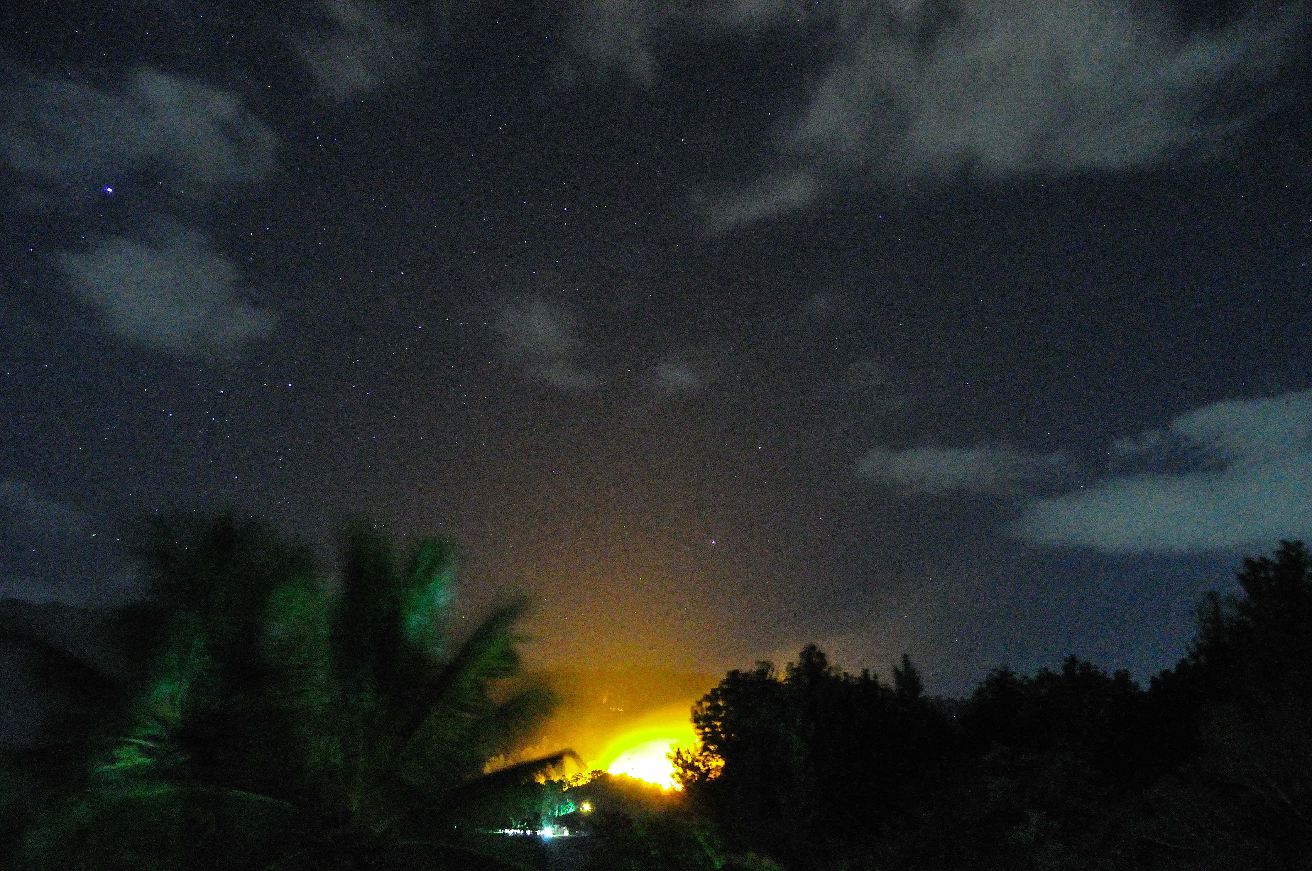 Kebakaran hutan pada malam hari sebagai foto konteks karhutla