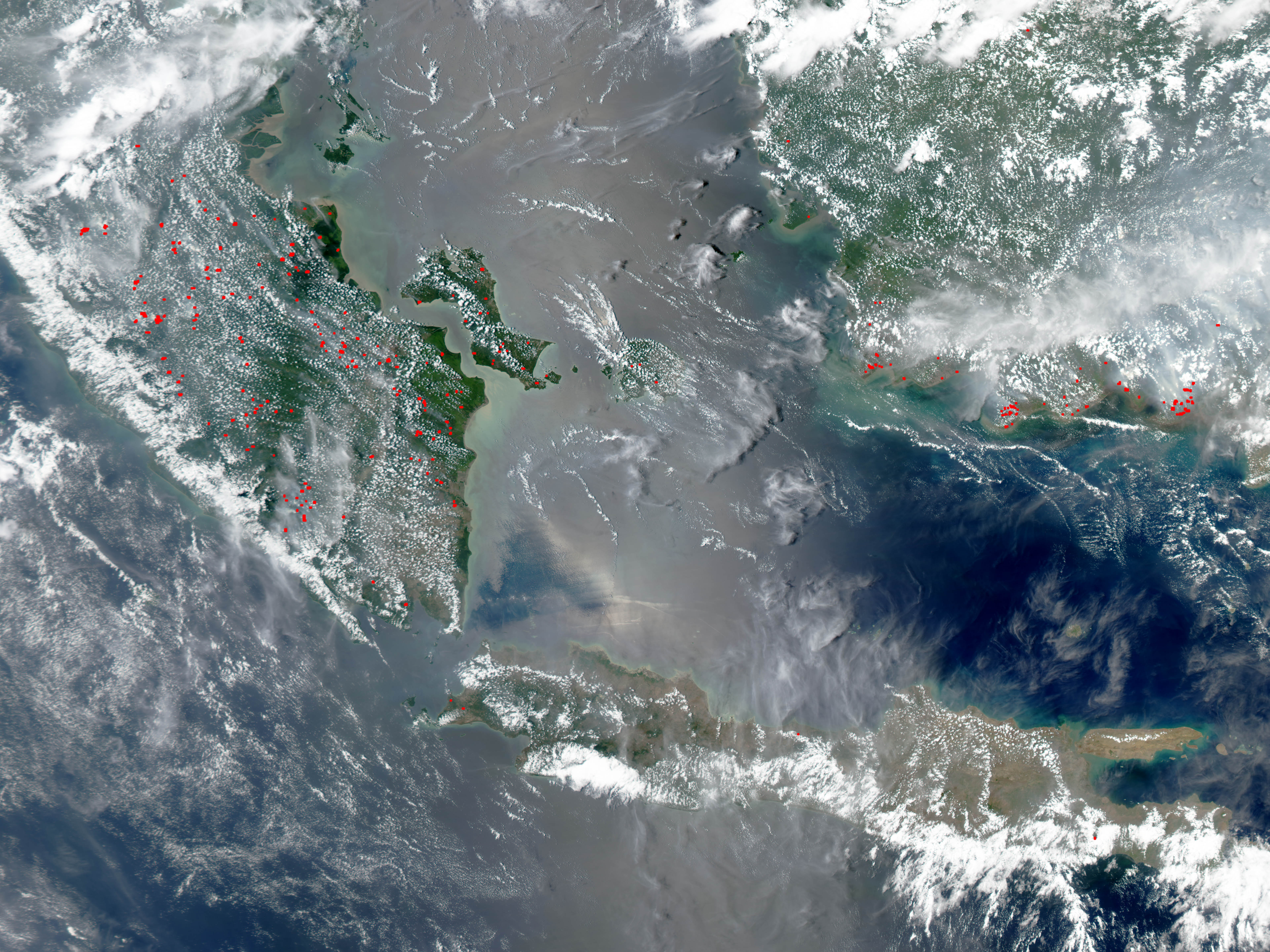 Citra satelit NASA 30 September 2003 memperlihatkan titik kebakaran dan asap di Indonesia; gambar konteks historis, bukan kondisi Kotim 2026
