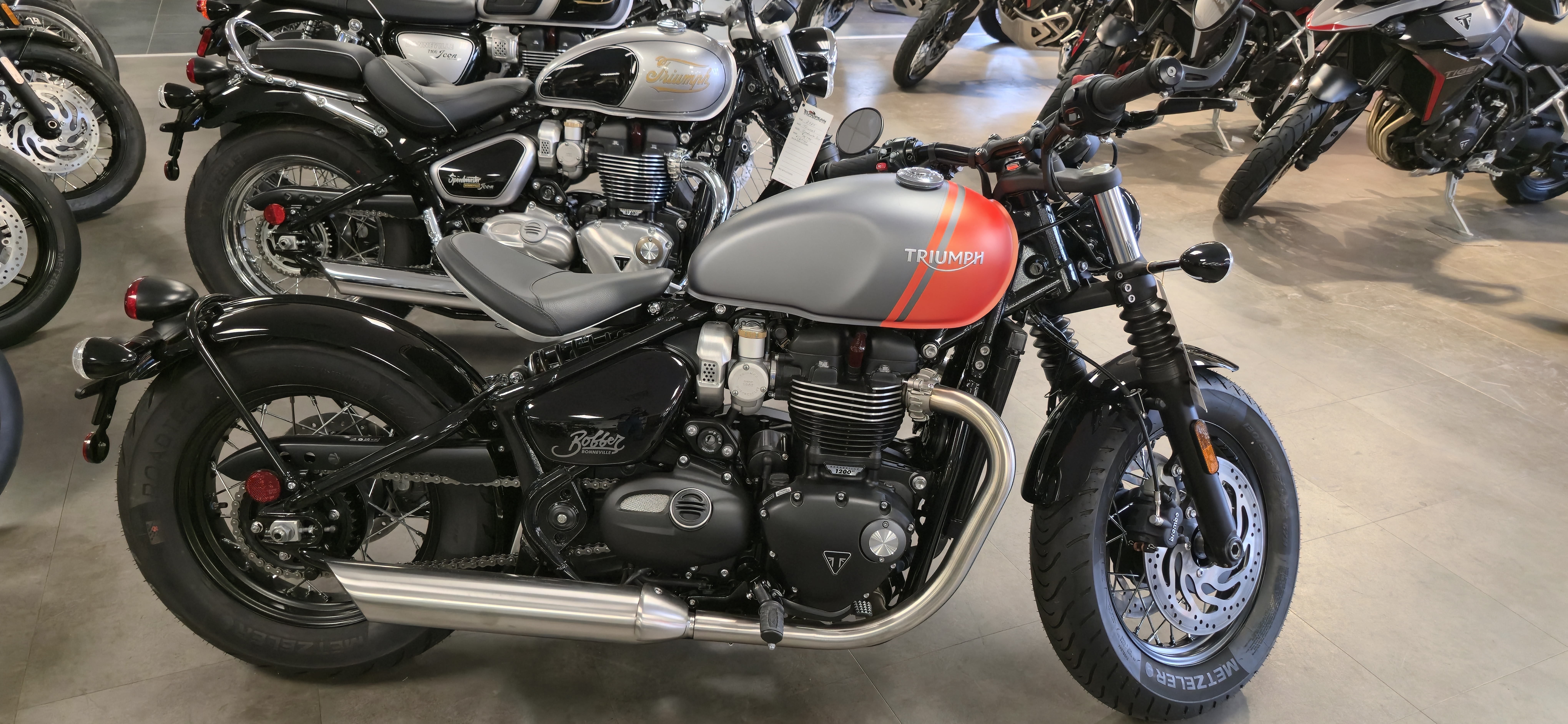 Triumph Bonneville Bobber sebagai foto konteks salah satu model motor yang disebut dalam penyitaan KPK