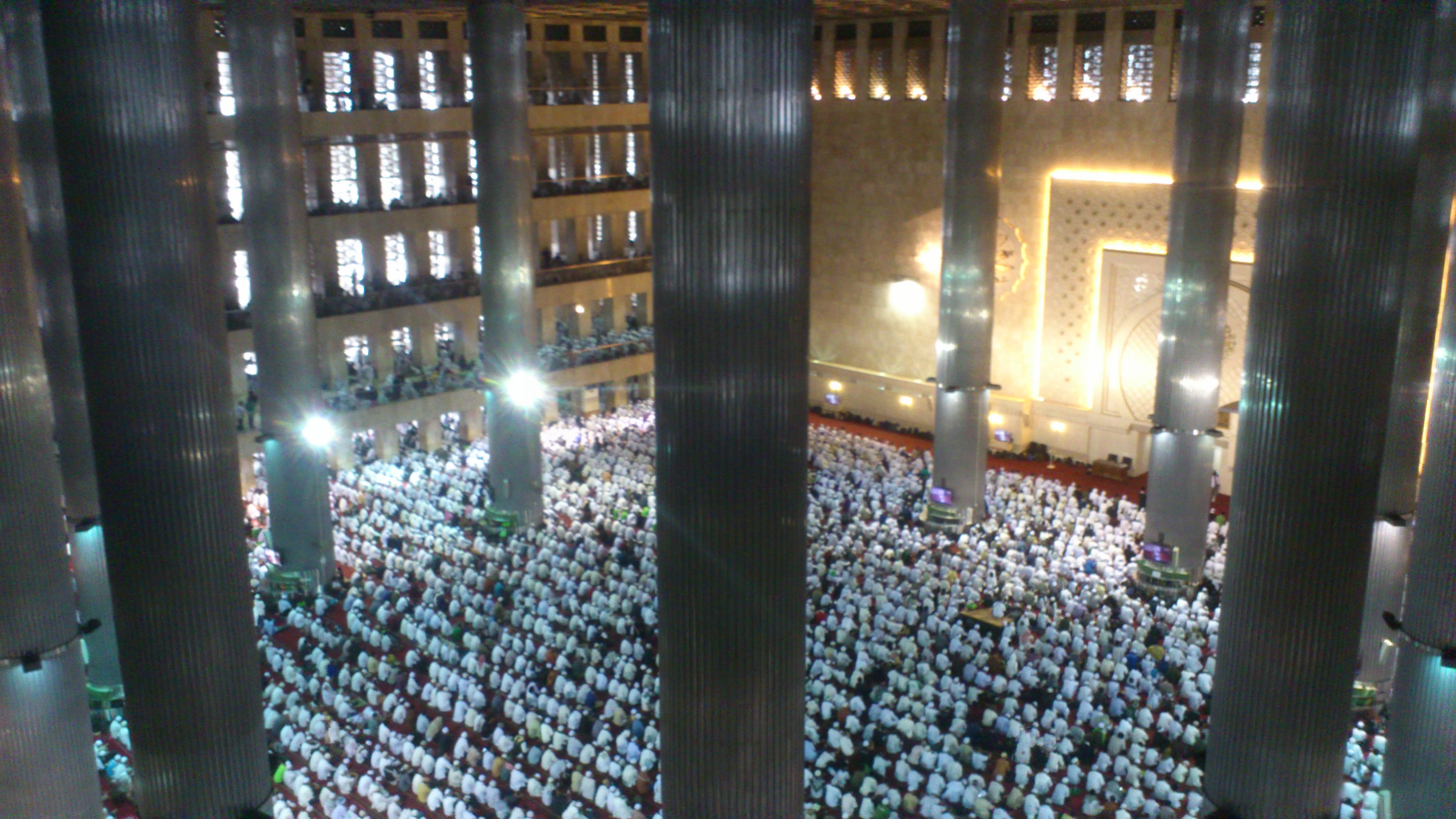 Jemaah melaksanakan salat Jumat di Masjid Istiqlal Jakarta pada 2017