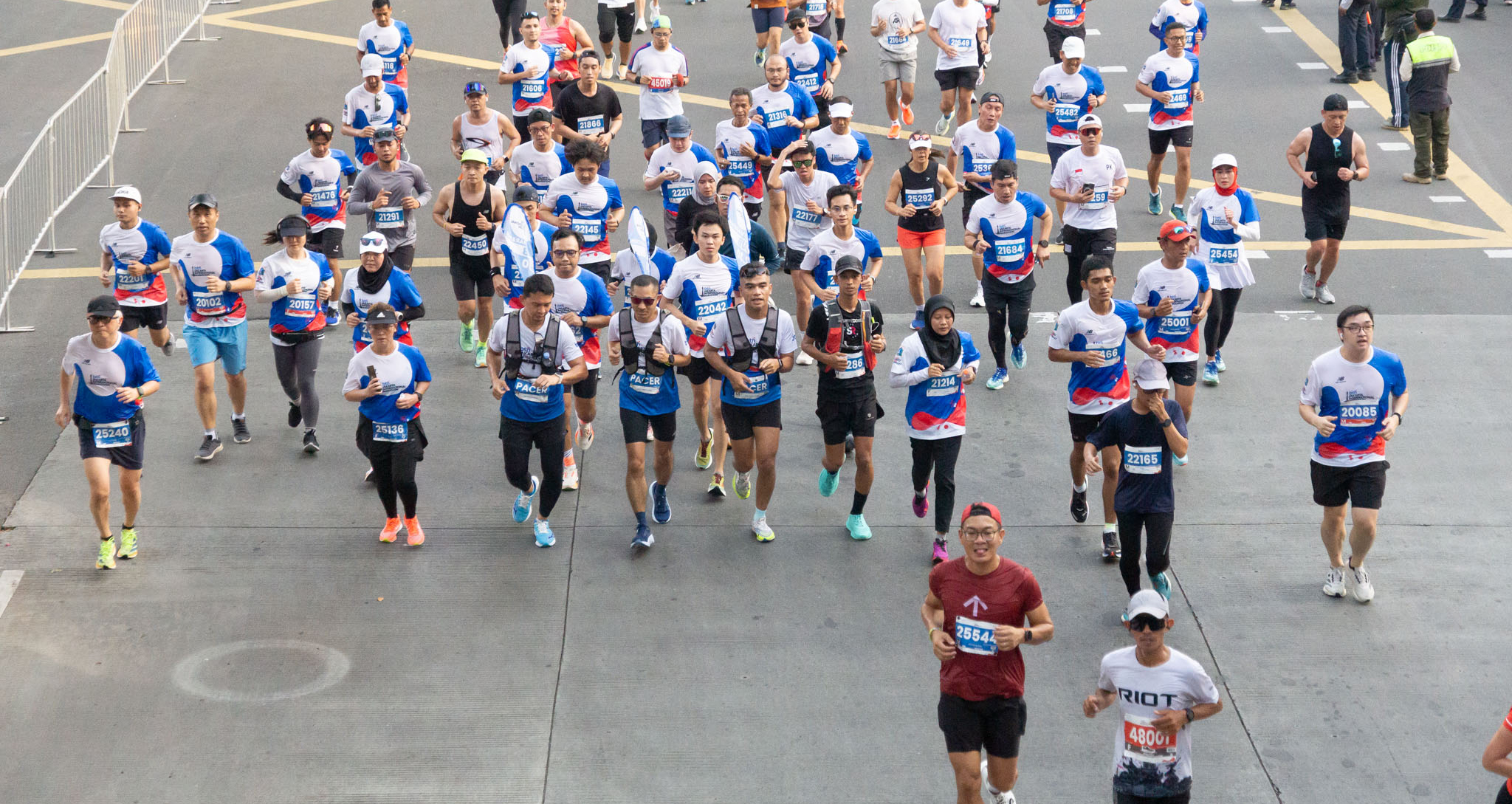 Peserta Jakarta International Marathon 2024 berlari di Jakarta sebagai foto konteks olahraga lari massal
