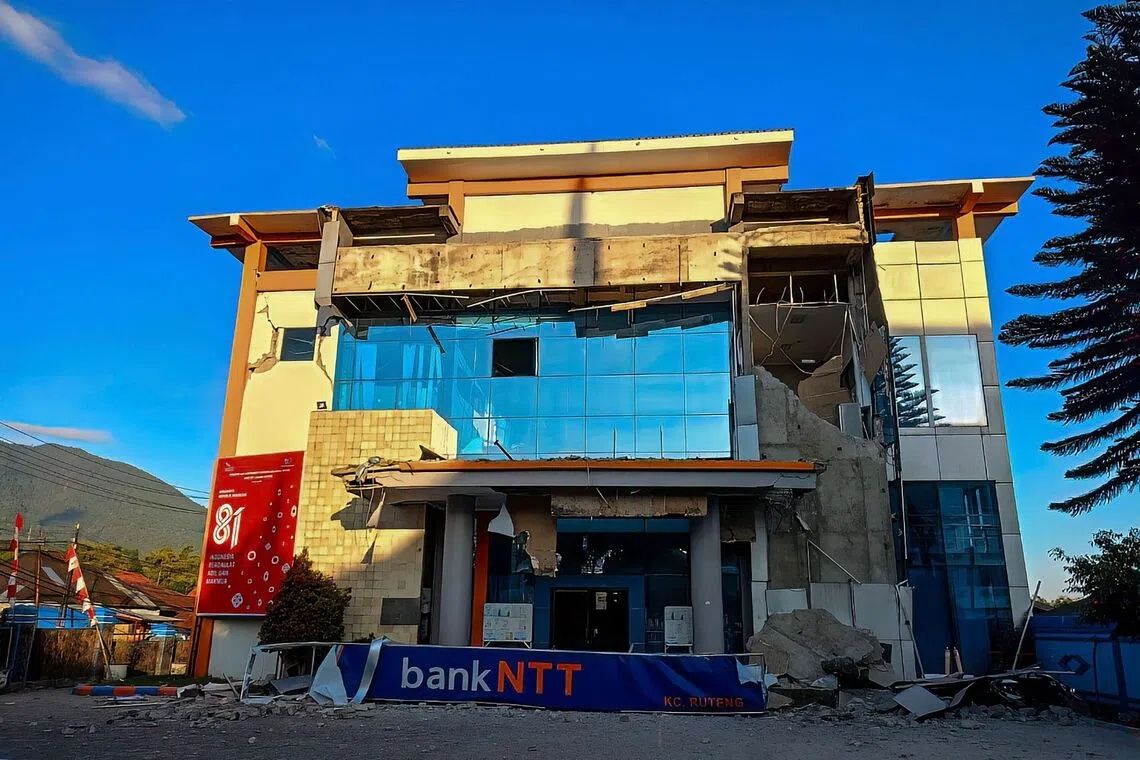 Bangunan usaha dan Bank NTT rusak setelah gempa M7,7 di Nusa Tenggara Timur
