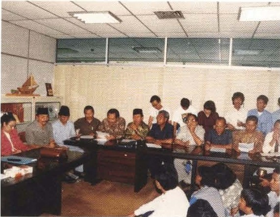 Sekelompok pelajar bertemu anggota DPR dalam dokumentasi tahun 1995