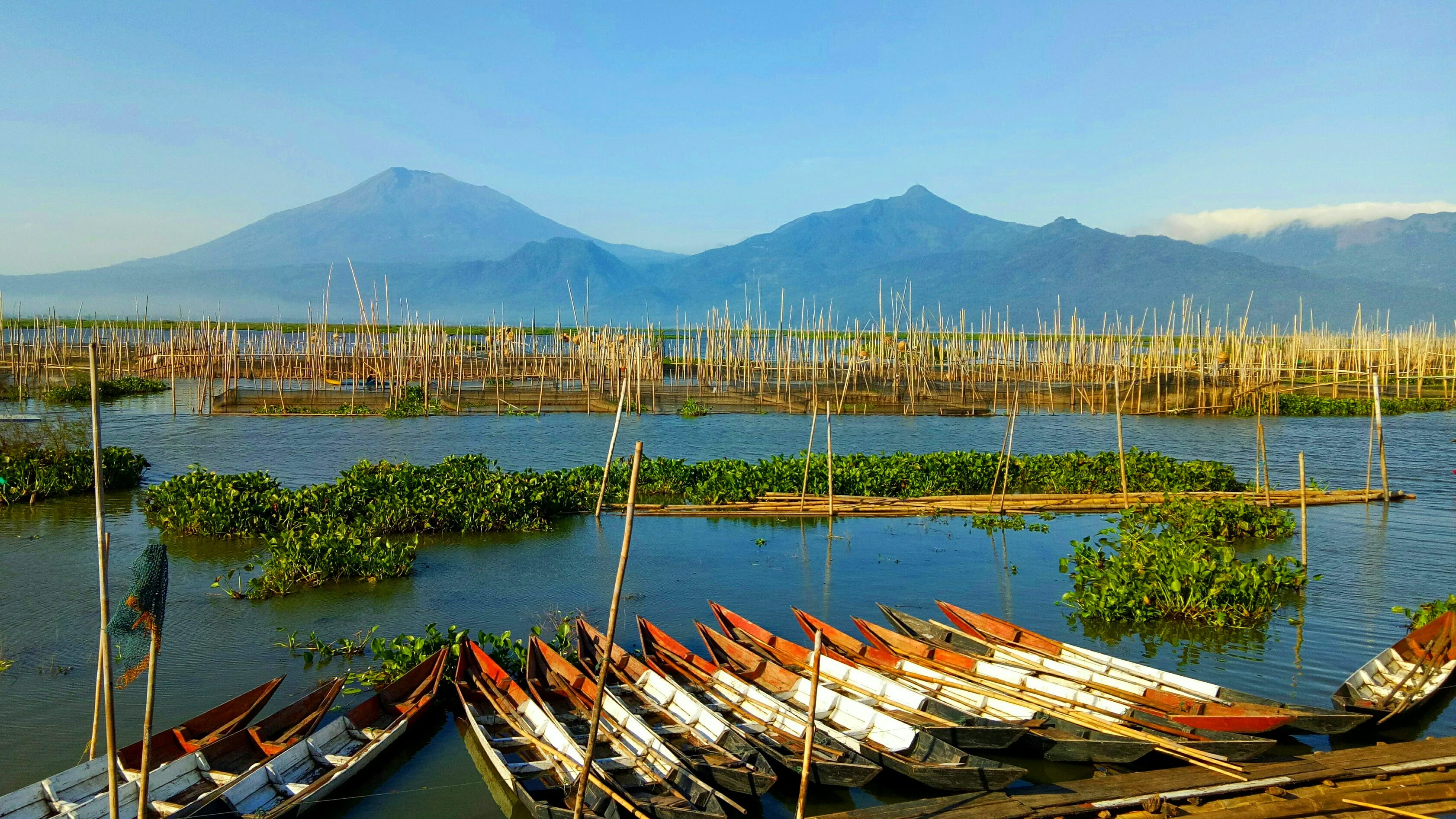 Perahu nelayan Indonesia di perairan pesisir