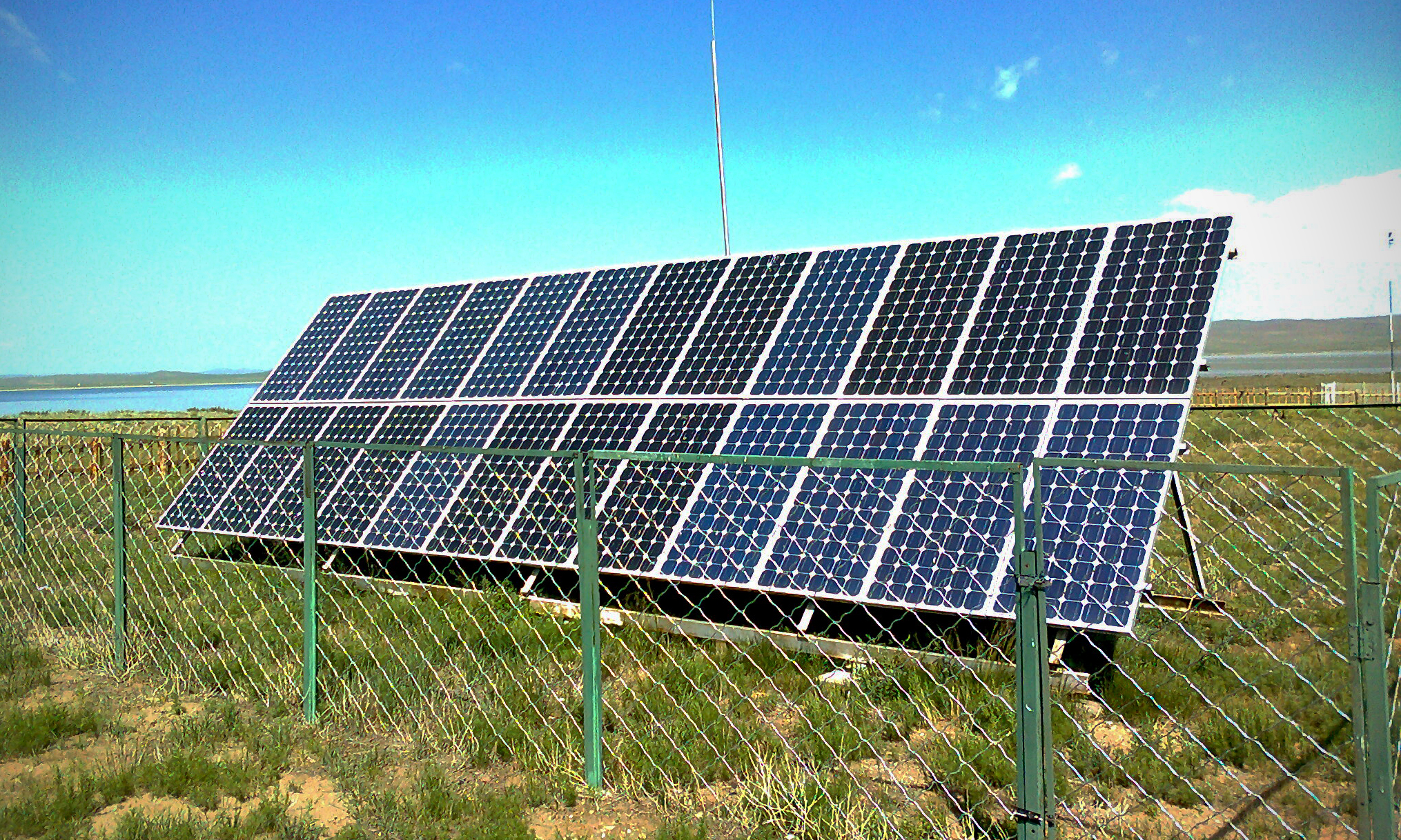 Panel surya di pusat informasi dekat Danau Ögii, Mongolia
