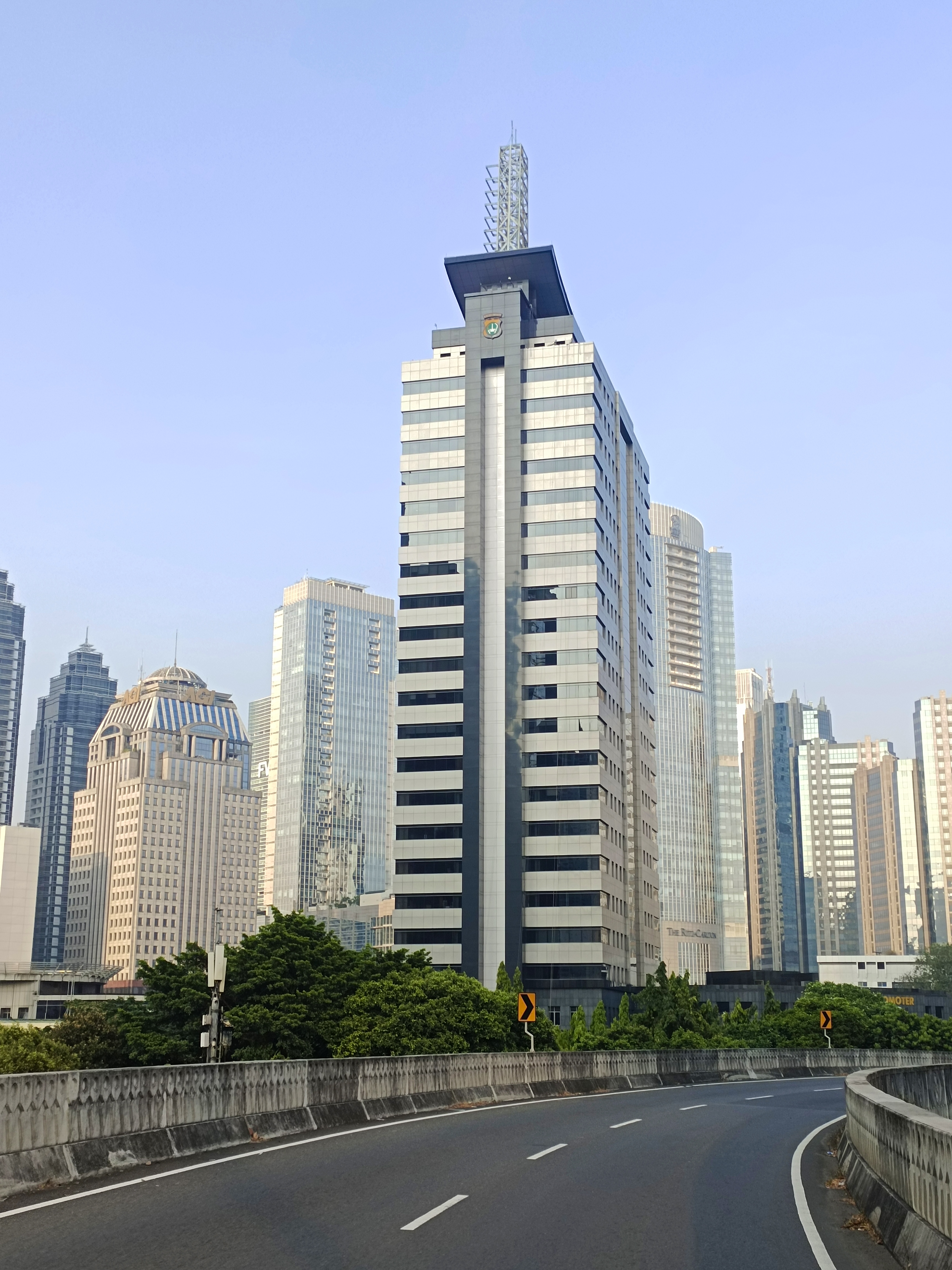 Gedung Polda Metro Jaya dilihat dari kawasan Semanggi Jakarta