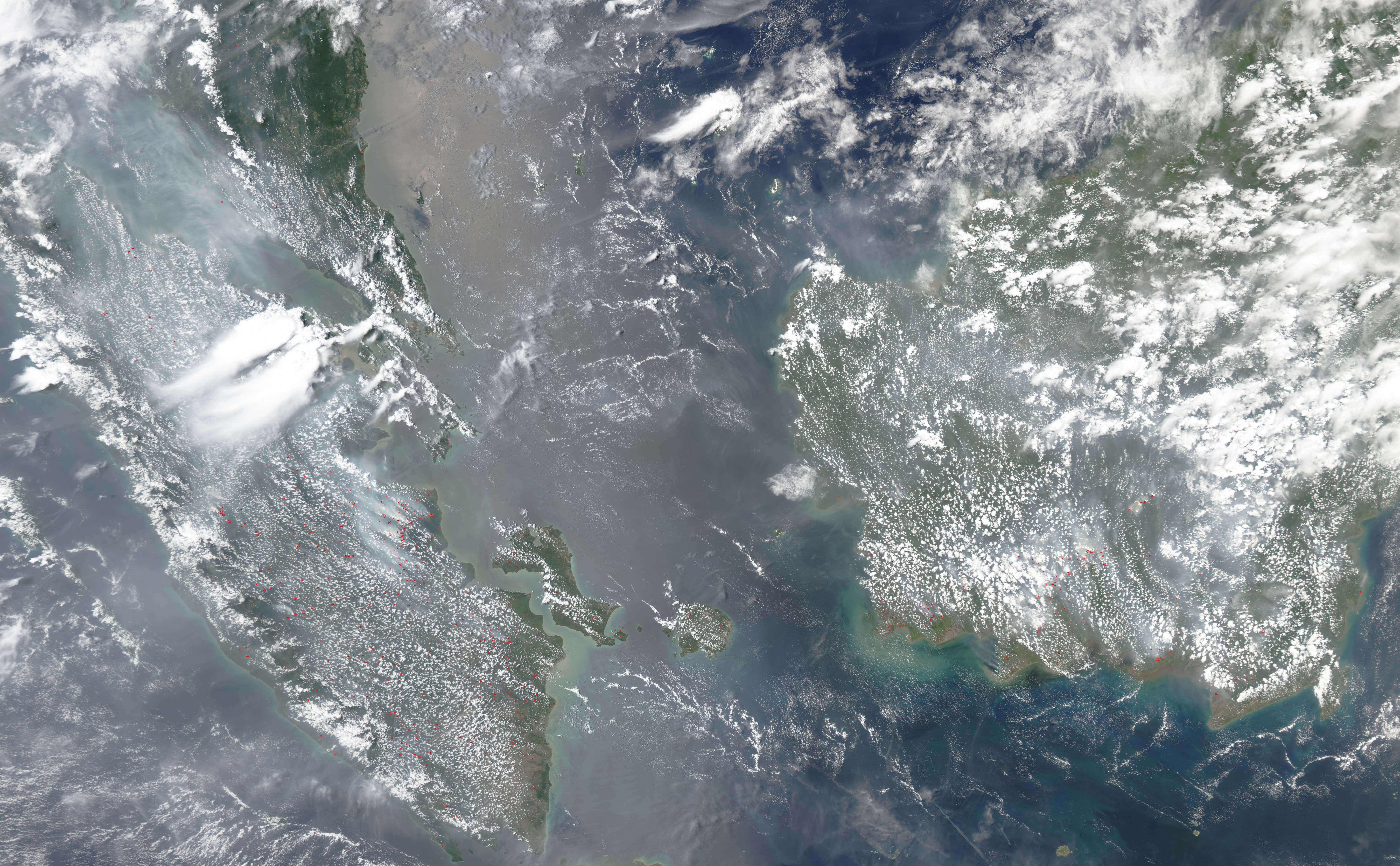 Citra satelit NASA 7 September 2004 memperlihatkan asap dan kebakaran di Sumatra serta Borneo; konteks historis, bukan operasi 2026