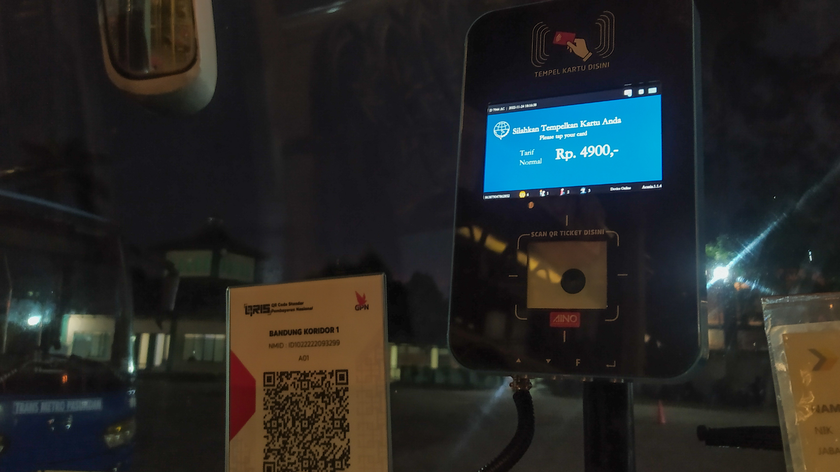 Perangkat pembayaran QRIS pada layanan transportasi umum di Indonesia