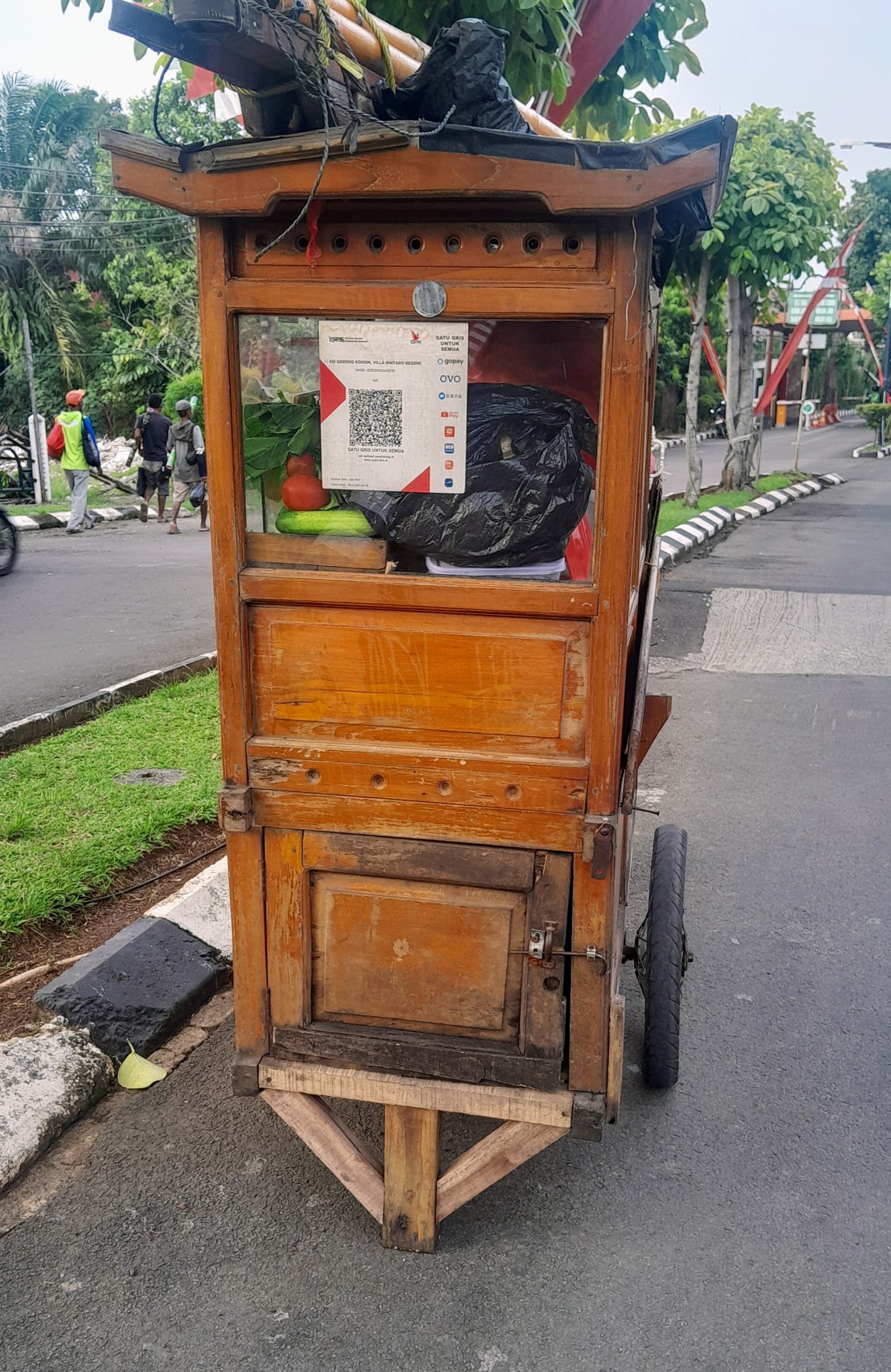 Gerobak makanan yang menyediakan pembayaran QRIS