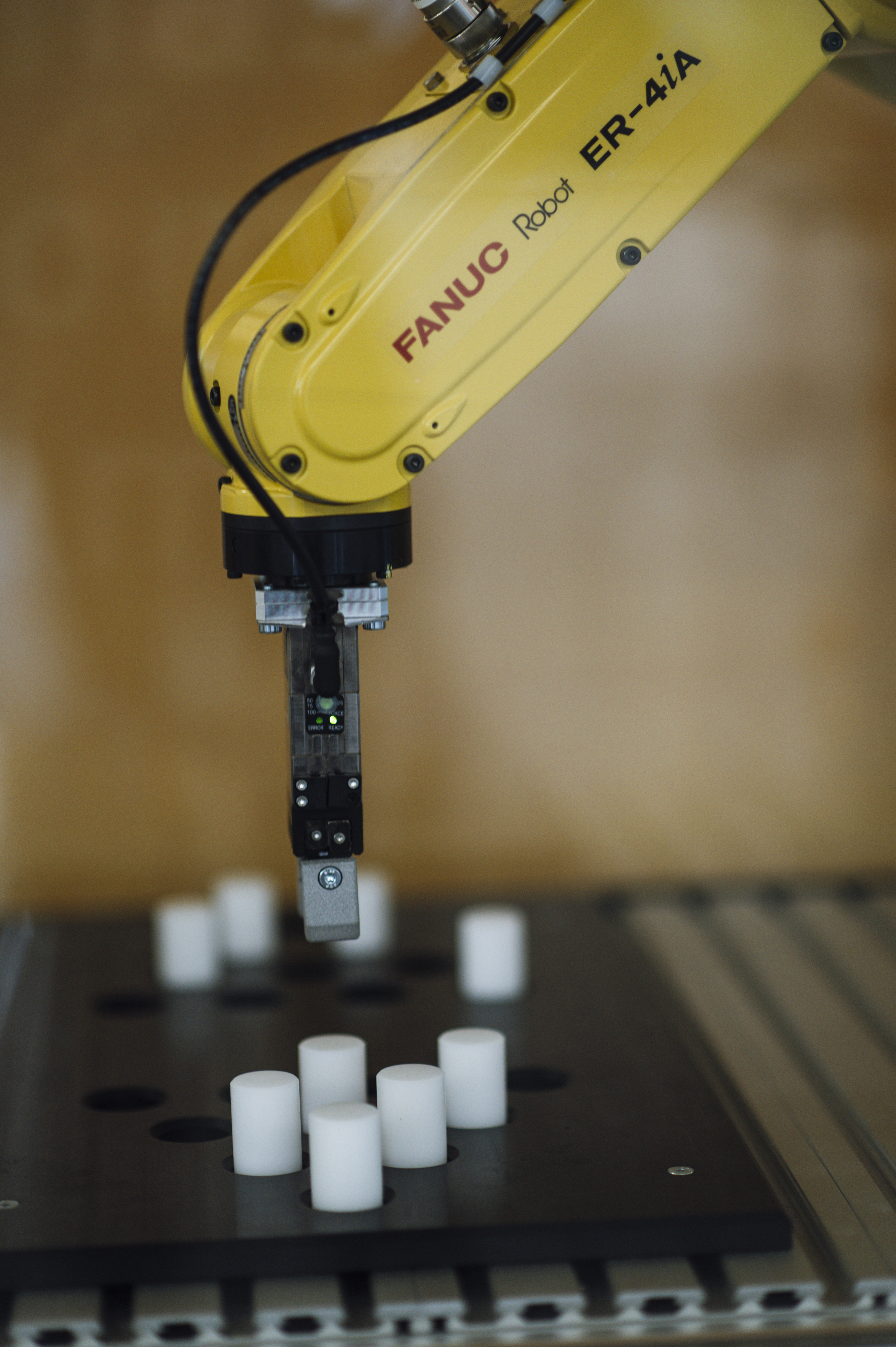 Lengan robot industri di lingkungan manufaktur