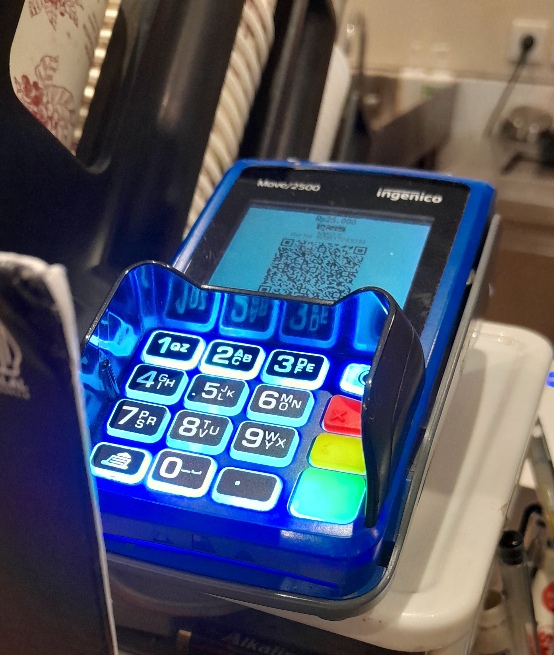 Terminal pembayaran menampilkan kode QRIS sebagai foto konteks layanan digital untuk pelaku UMKM