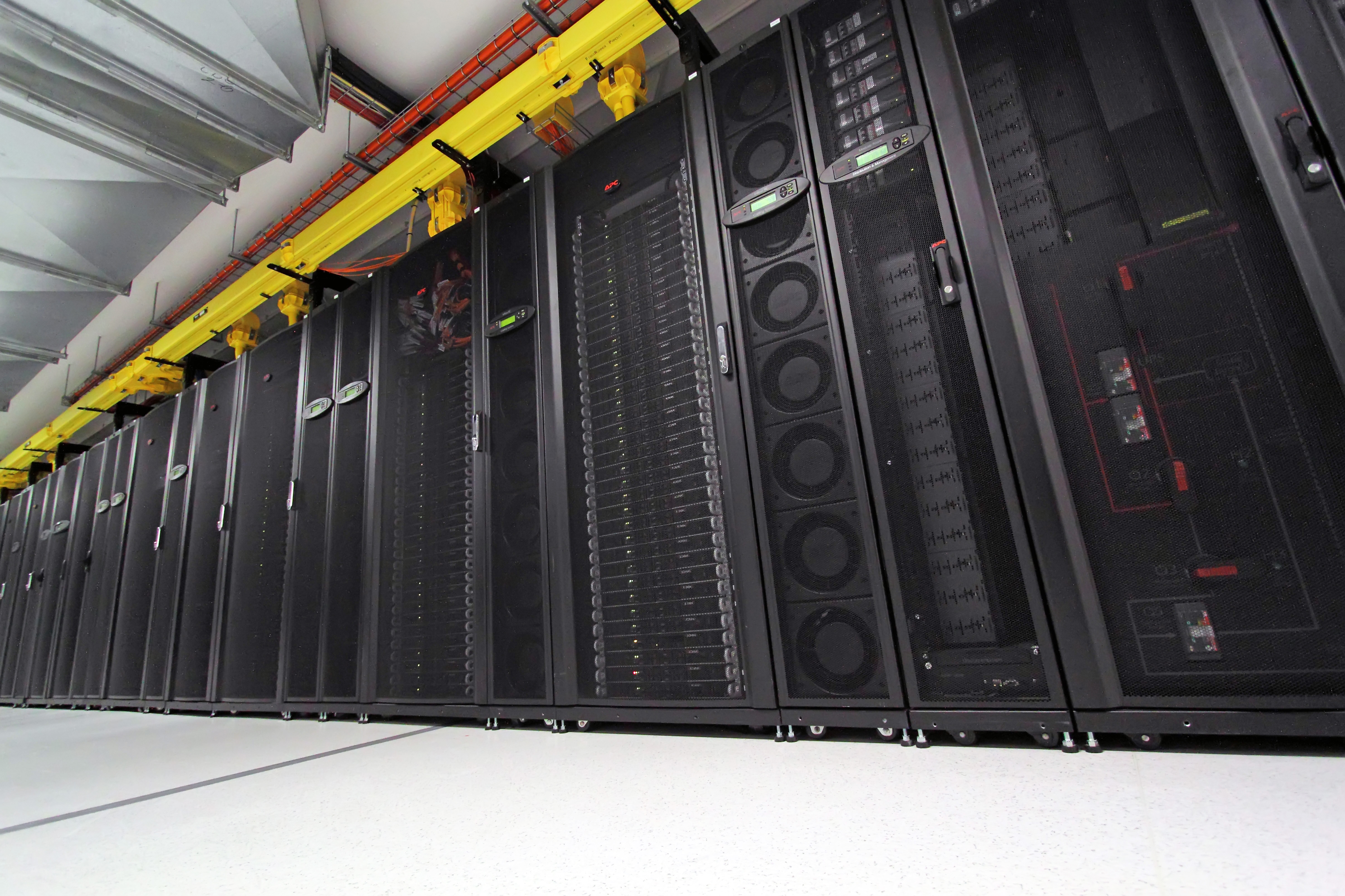 Deretan komputer dan server di dalam rak pusat data