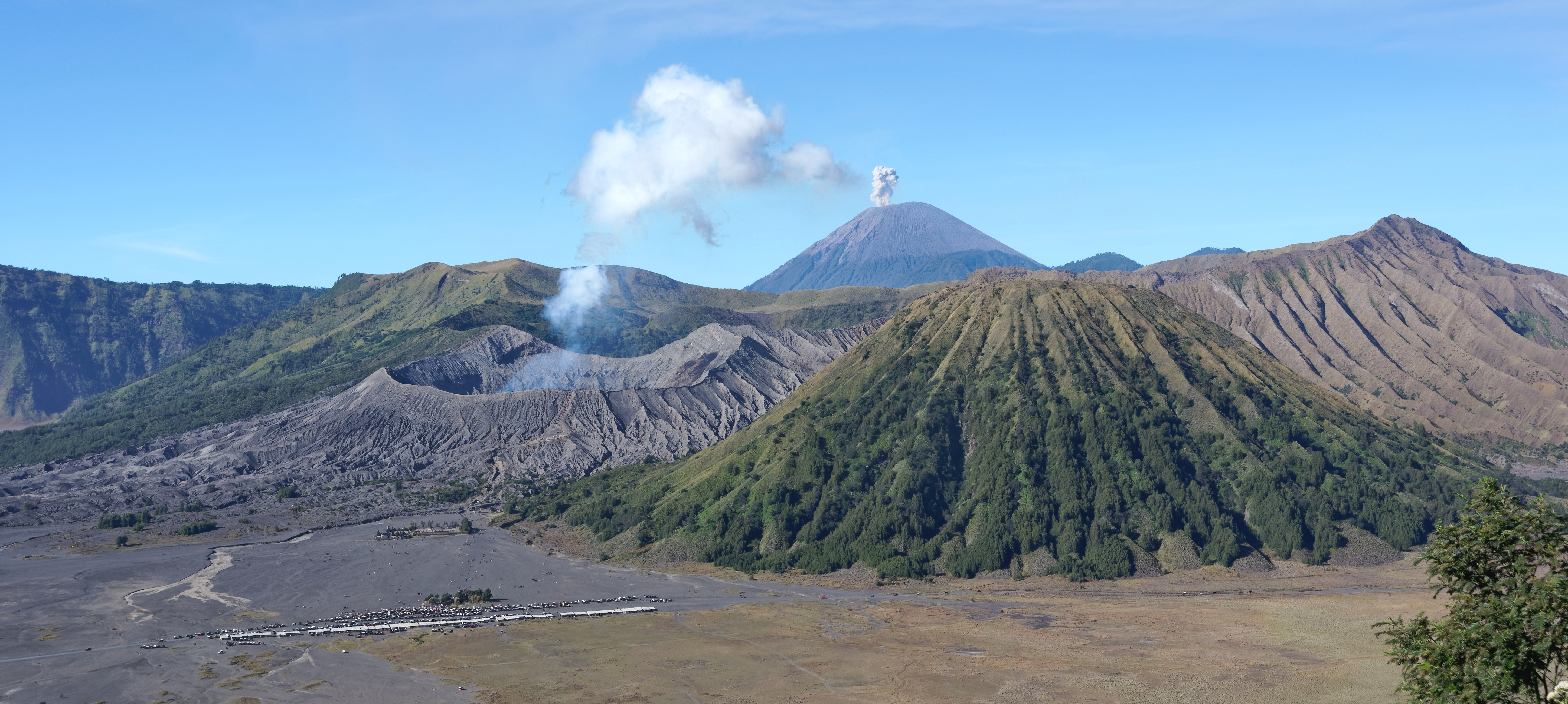 Gunung Bromo di depan dan Semeru di kejauhan saat sama-sama mengeluarkan abu pada 2022