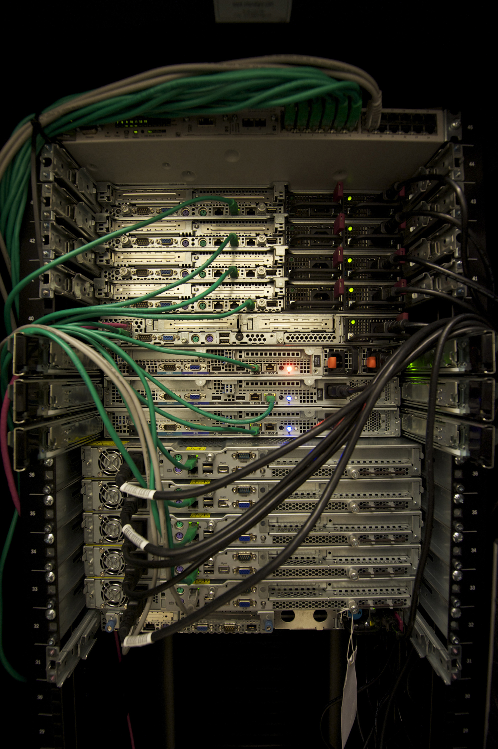 Perangkat server dan jaringan di dalam rak pusat data