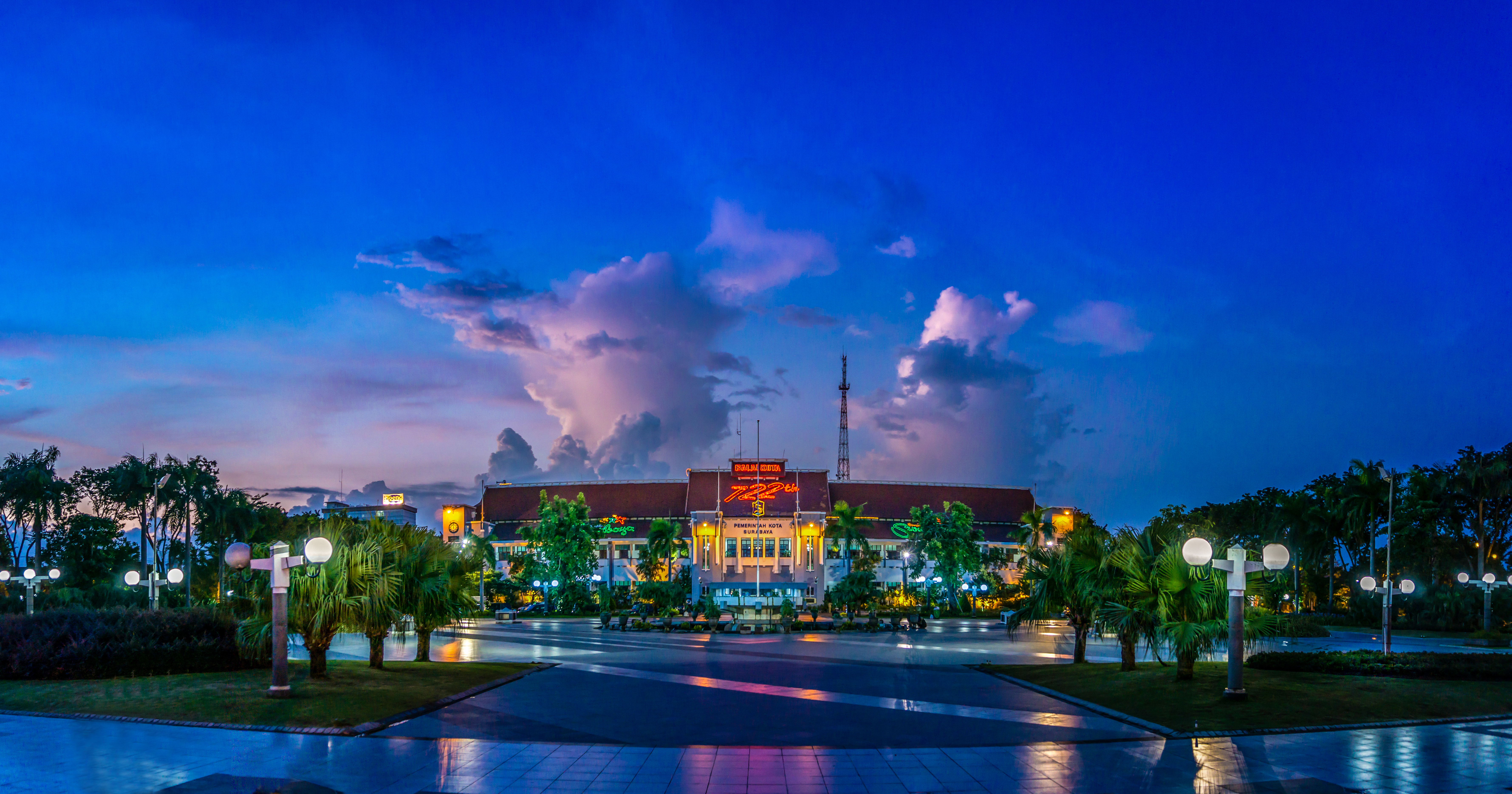 Balai Kota Surabaya dengan bangunan utama dan halaman kota sebagai foto konteks Pemerintah Kota Surabaya