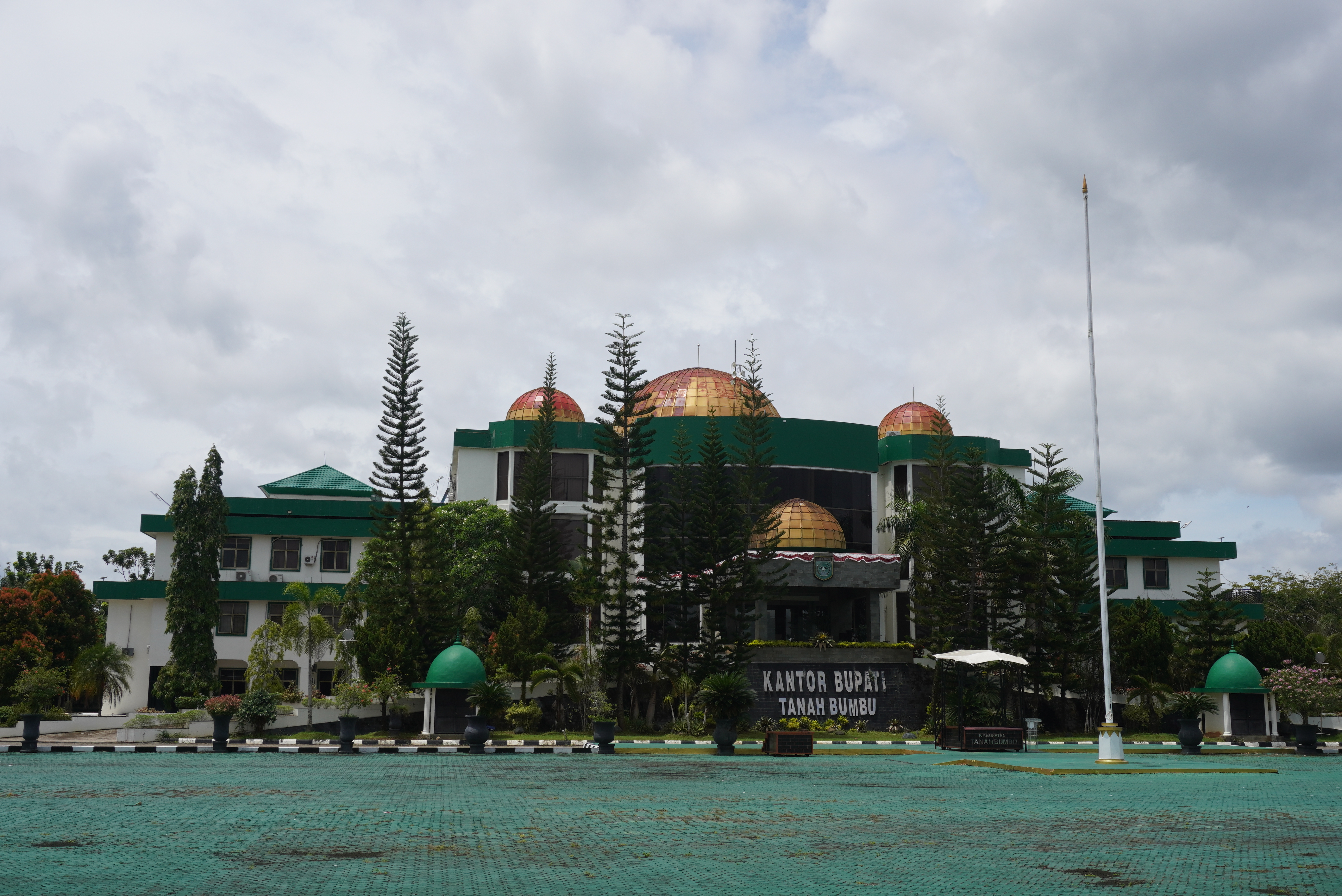 Kantor Bupati Tanah Bumbu di Batulicin sebagai foto konteks program pelatihan kerja daerah