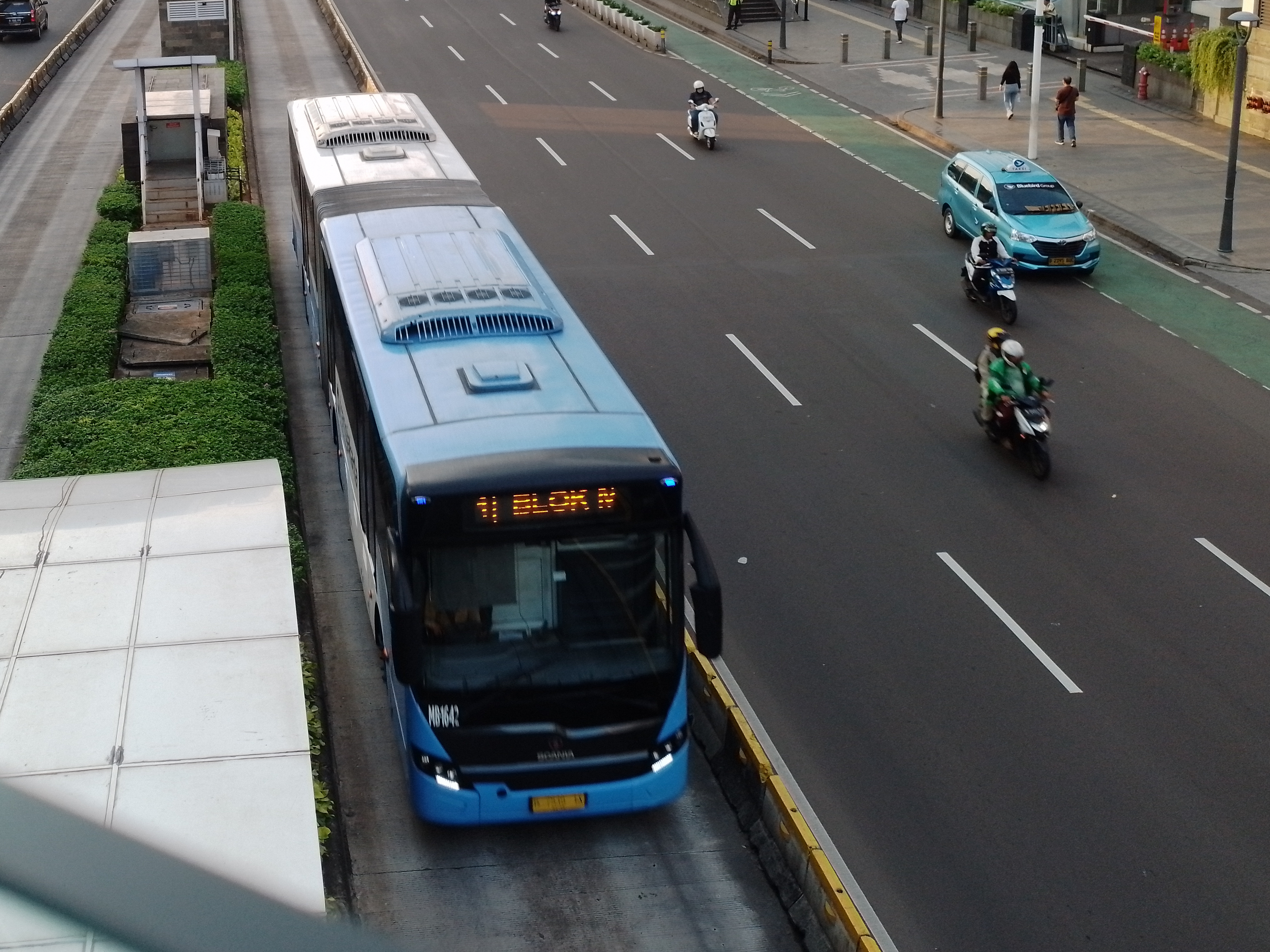 Bus Transjakarta melintas di kawasan pusat Jakarta
